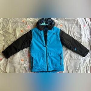 The North Face snow coat for boys. Size medium 10/12 boys.